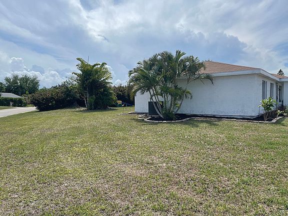 4th image of 1772 SE Burgundy Ln