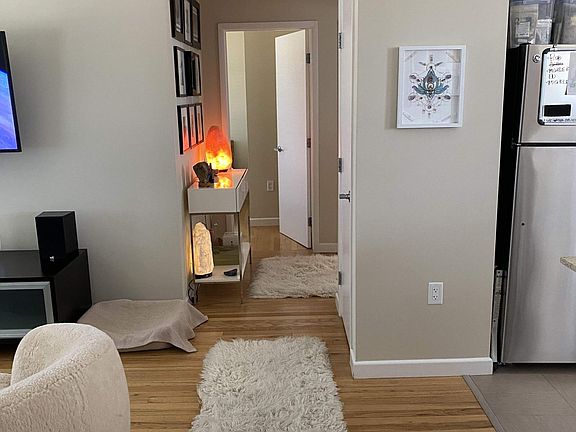5th image of 1050 Elkgrove Ave #2