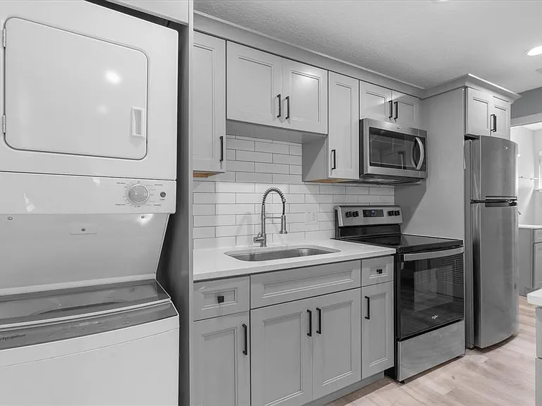4521 Edgewater Dr #4 — Photo 6