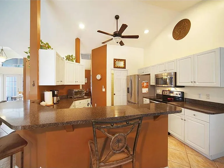 703 SW Santa Barbara Pl — Photo 4