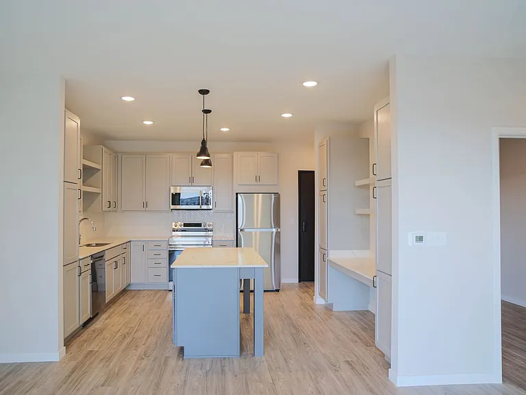 B7 Flats — Photo 117