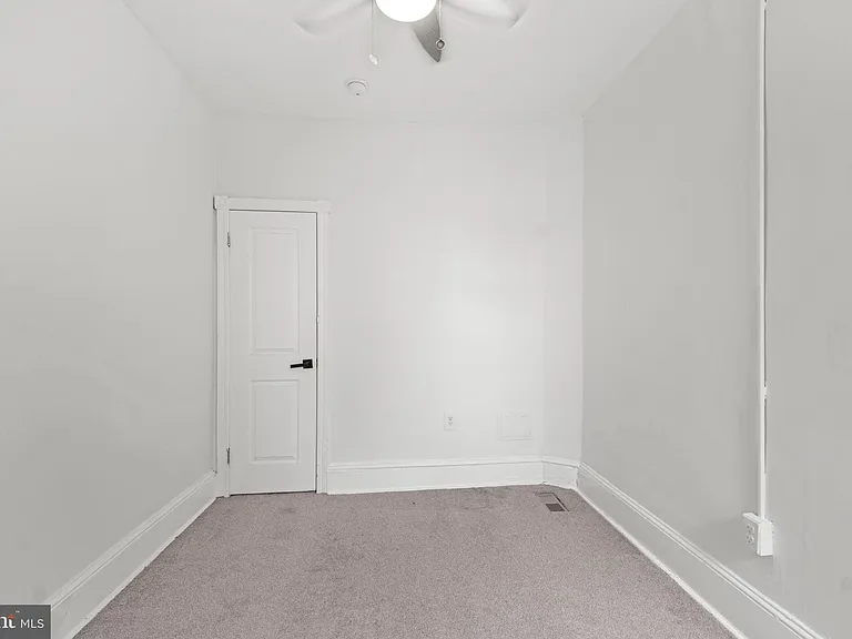 5527 Catharine St — Photo 11