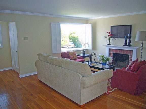 Living Room with fireplace