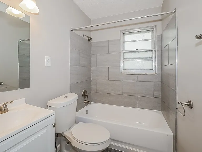 526039_025_main_bathroom_13273231.jpg