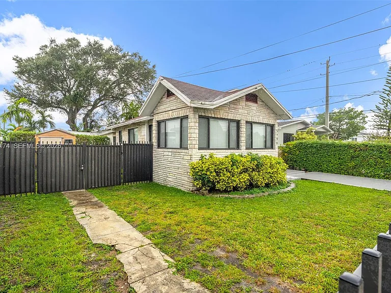 5790 SW 5th St #EFFICIENCY — Photo 3