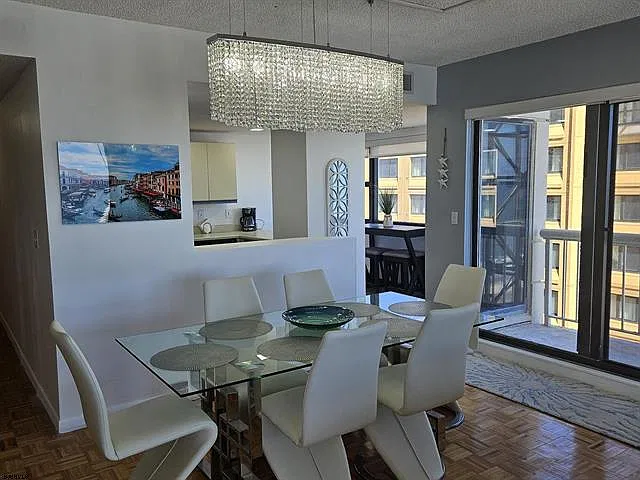 3 bed, 2.5 bath, 1968 sqft, $3,950 — Photo 3