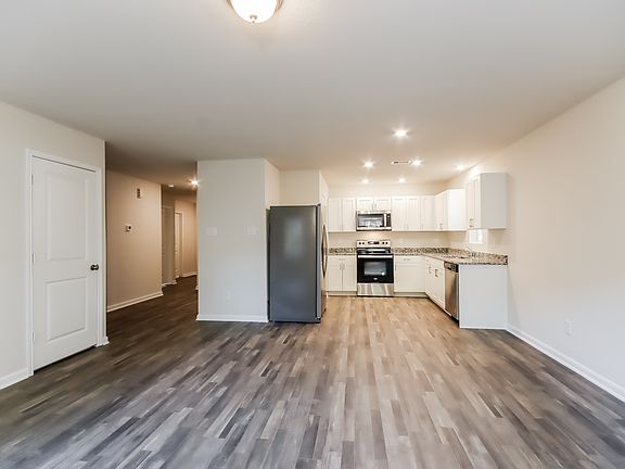 3rd image of 400 Goldenrod Dr