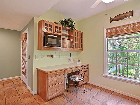 2nd image of 1300 Palmetto Ct