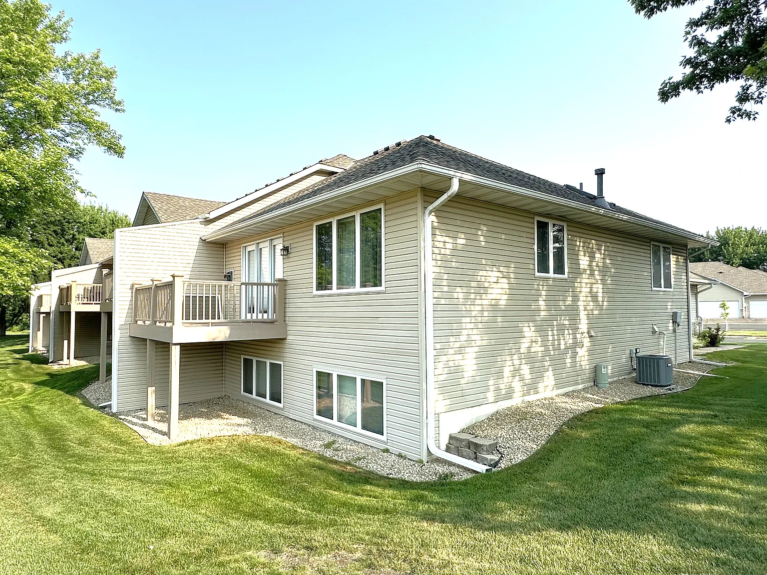 3 bed, 1940 sqft, $2,550 — Photo 3