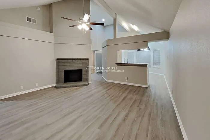 3 bed, 2.0 bath, 1470 sqft, $2,125 — Photo 3