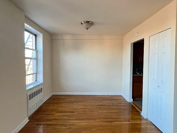 4th image of 13976 35th Ave #6M