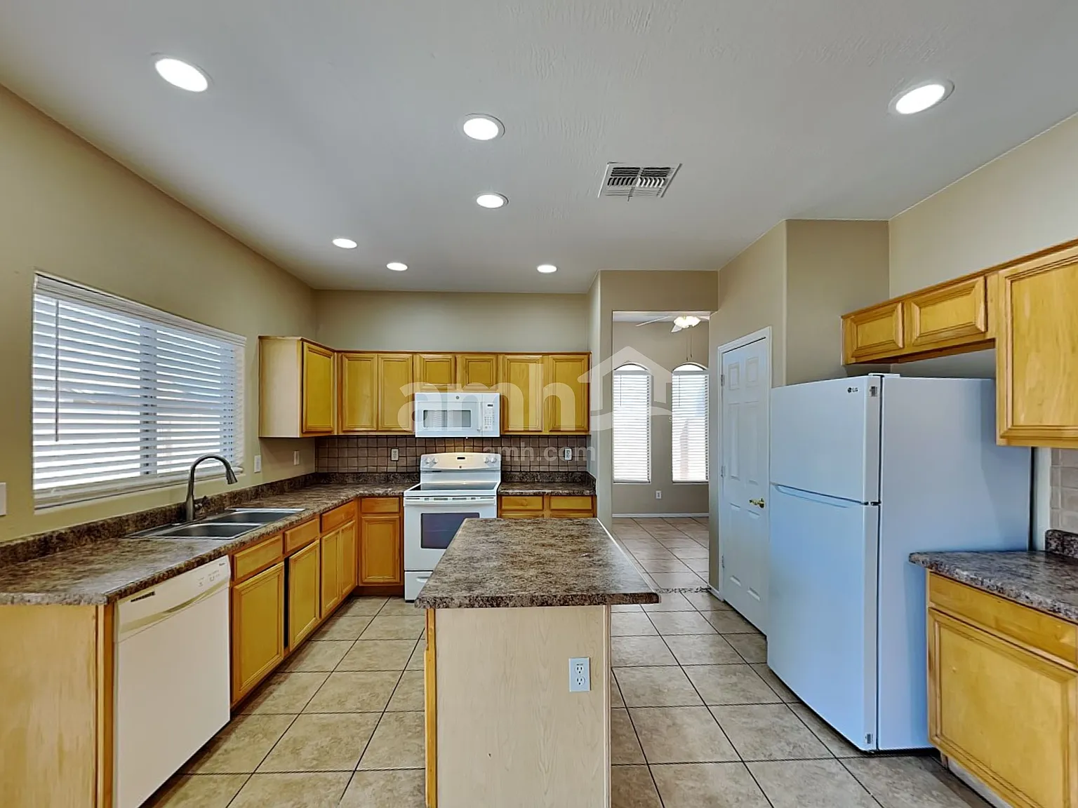 4 bed, 3.0 bath, 2508 sqft, $2,440 — Photo 3