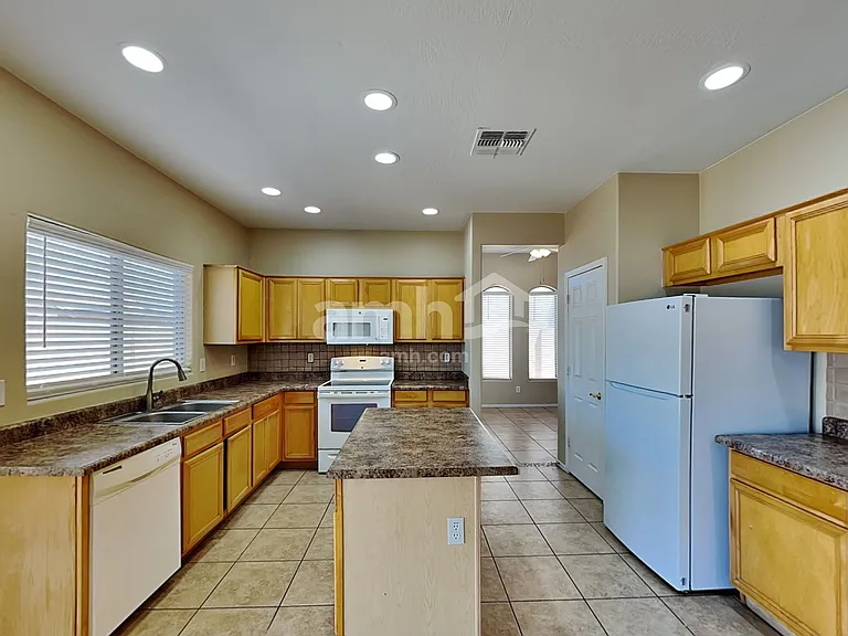 5202 W Sunland Ave — Photo 3