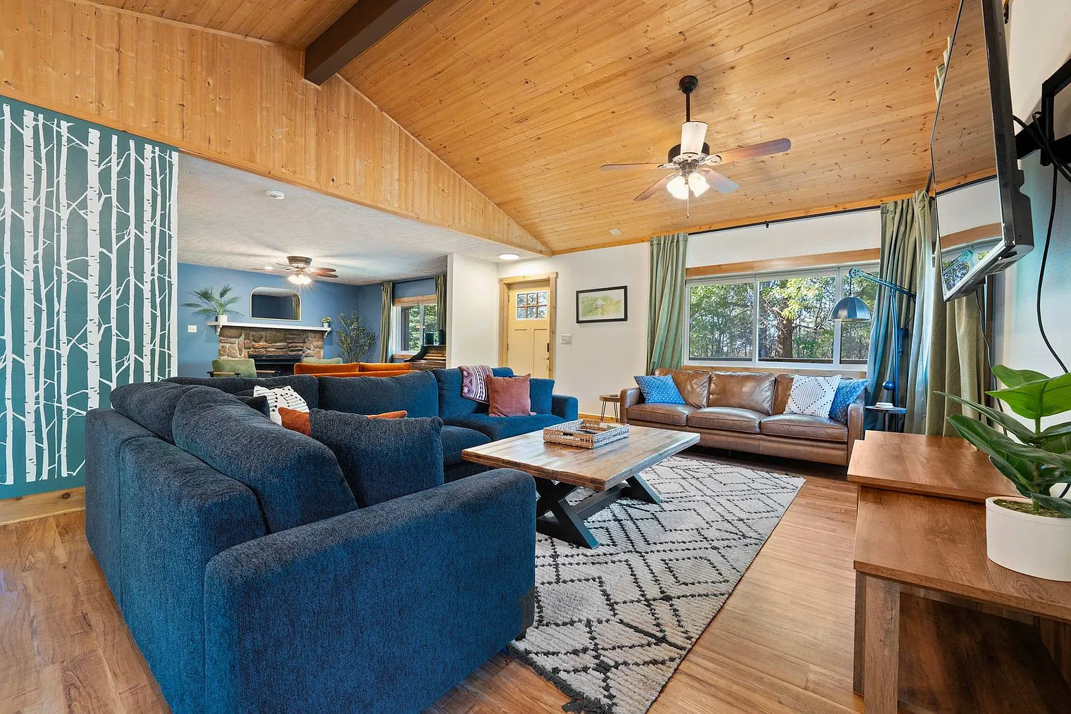8 bed, 4.0 bath, 5489 sqft, $17,584 — Photo 3