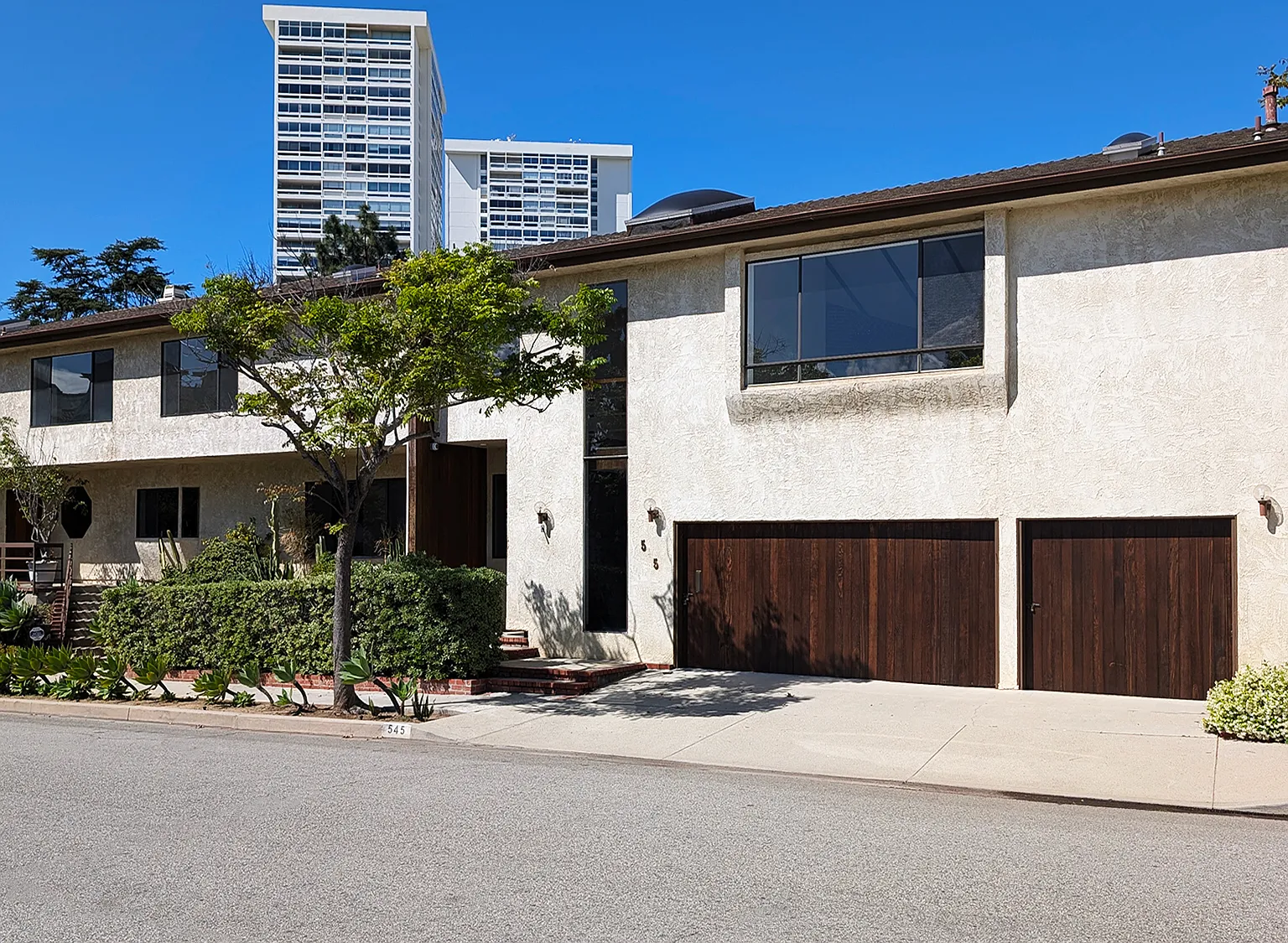 Beautiful, Mid-Century Modern 7 Bedroom / 6.5 Bathroom in Beverly Hill — Photo 2
