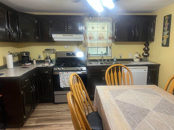 4th image of 604 Hall St