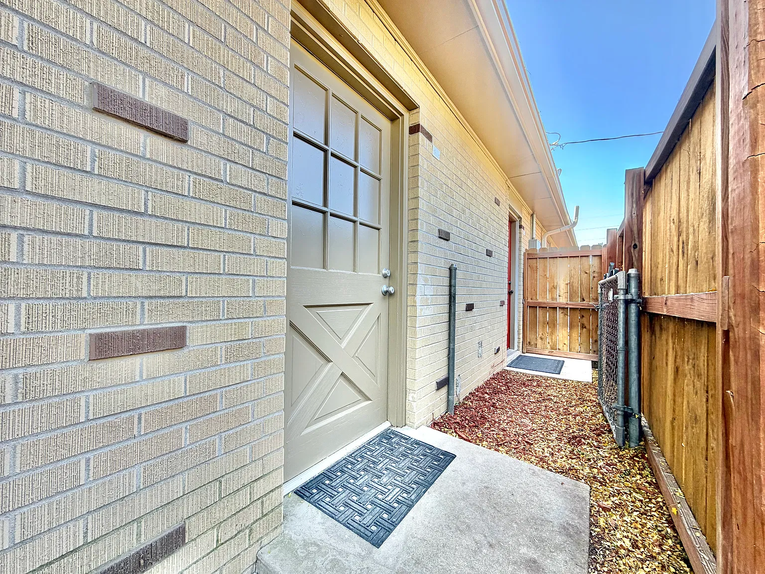 2 bed, 750 sqft, $1,700 — Photo 2