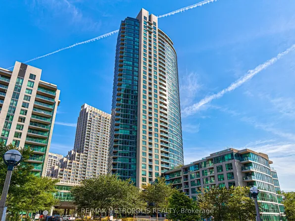 215 Fort York Blvd #208, Toronto, ON M5V 4A2