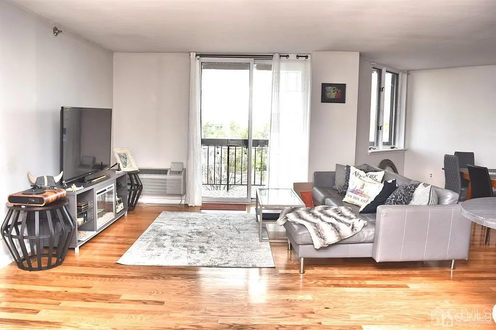 2 bed, 2.0 bath, 1300 sqft, $3,300 — Photo 2