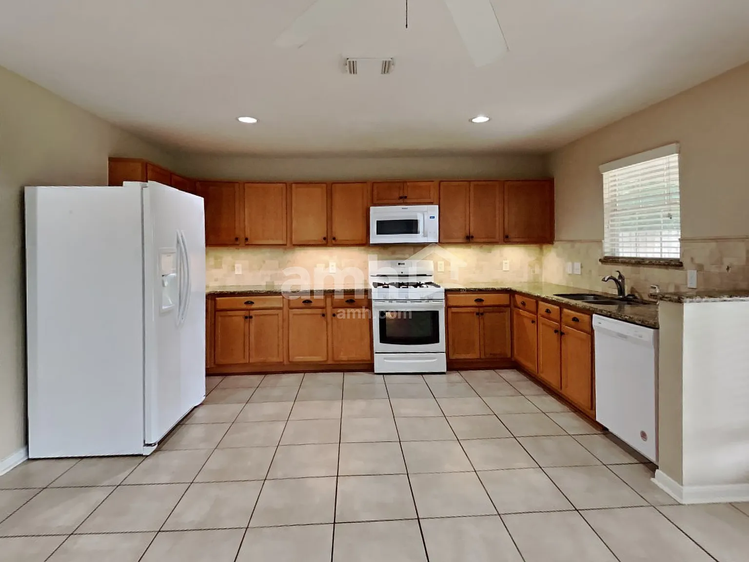 4 bed, 2.5 bath, 2800 sqft, $2,405 — Photo 3