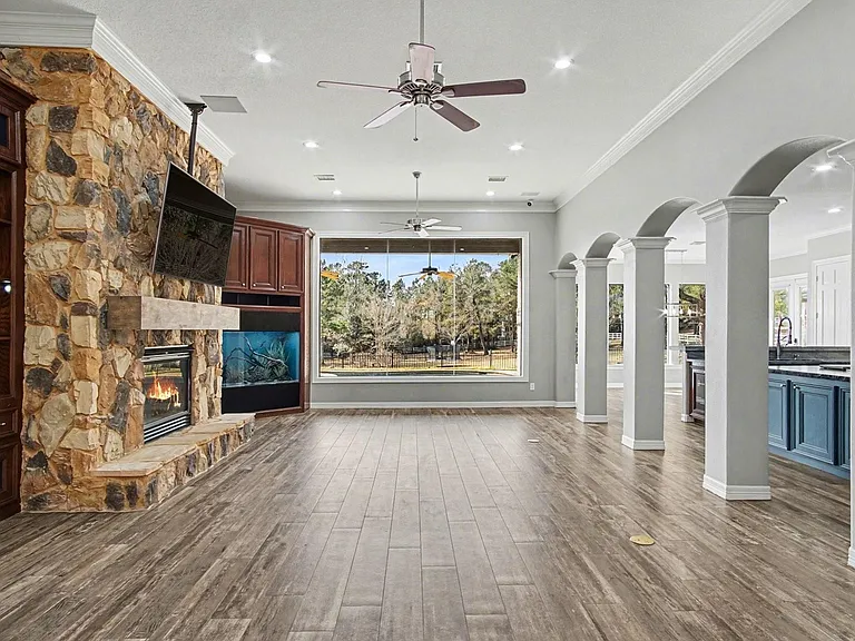 15569 Crown Oaks Dr — Photo 11