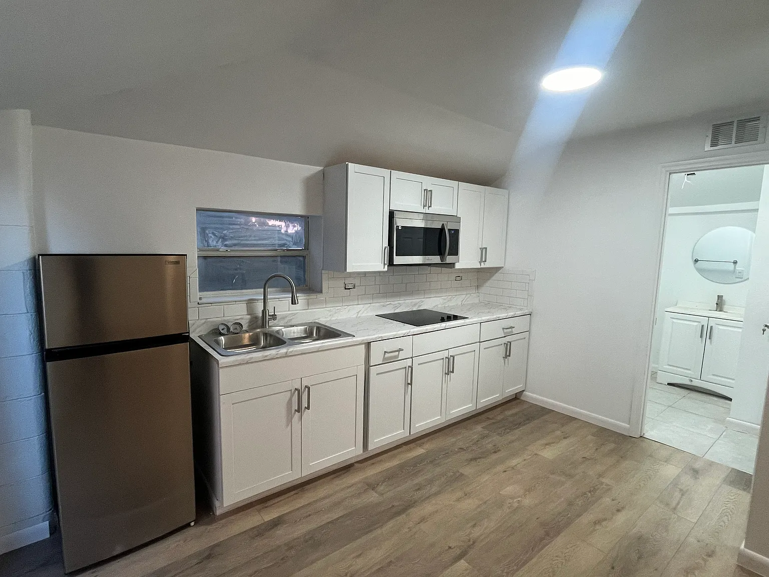 1 bed, 420 sqft, $1,050 — Photo 2