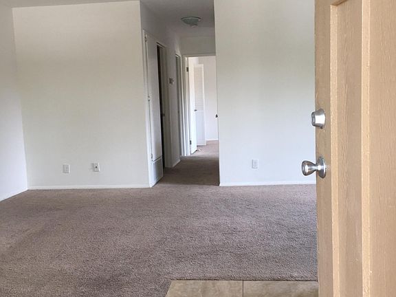 4th image of 402 Colony Cove Dr