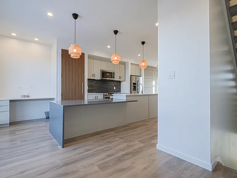 1704 Keene Cres SW — Photo 11