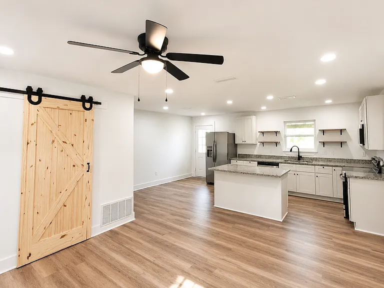 904 Colbert Ave — Photo 1