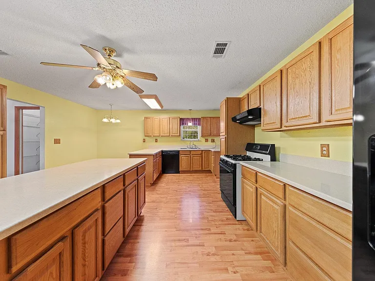 122 Beach Dr — Photo 10