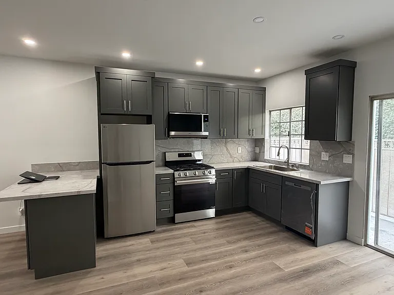 10932 Bloomfield St — Photo 7