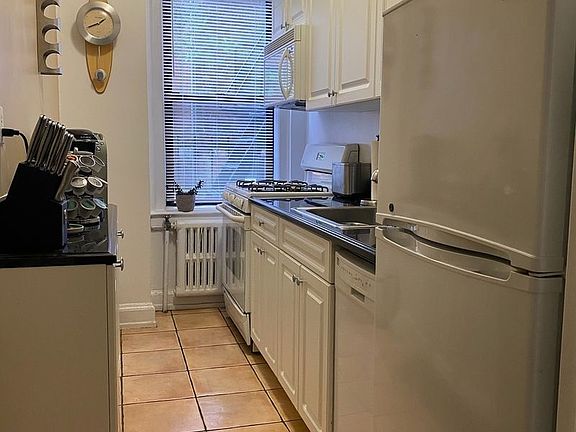 3rd image of 37 W 72nd St #1E