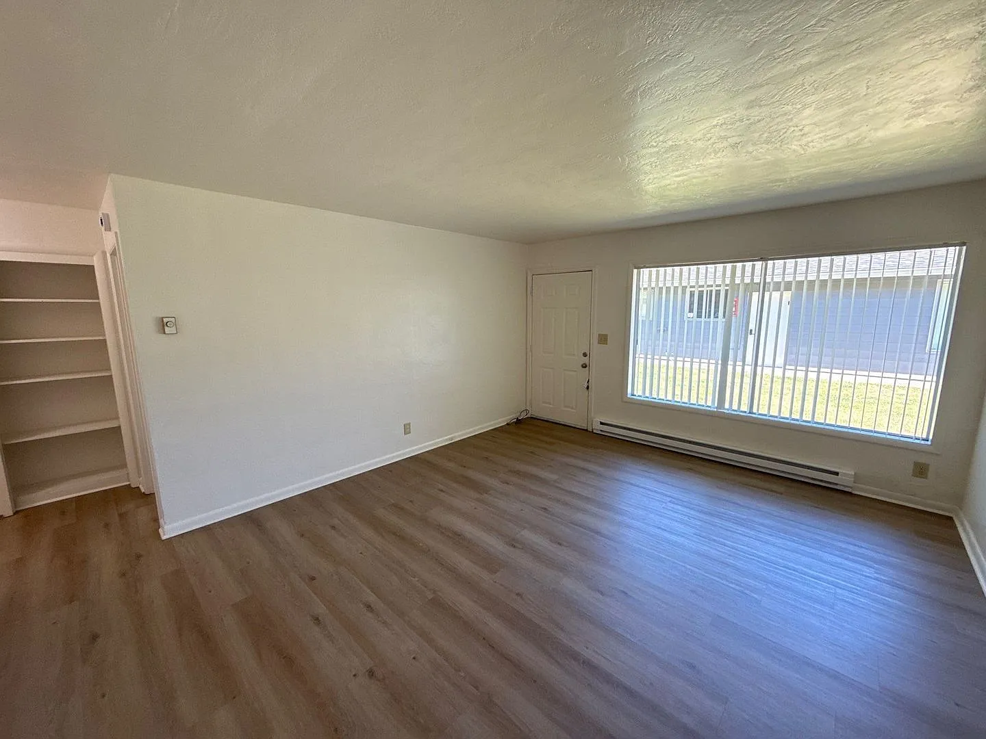 1 bed, 1.0 bath, 688 sqft, $1,045 — Photo 2