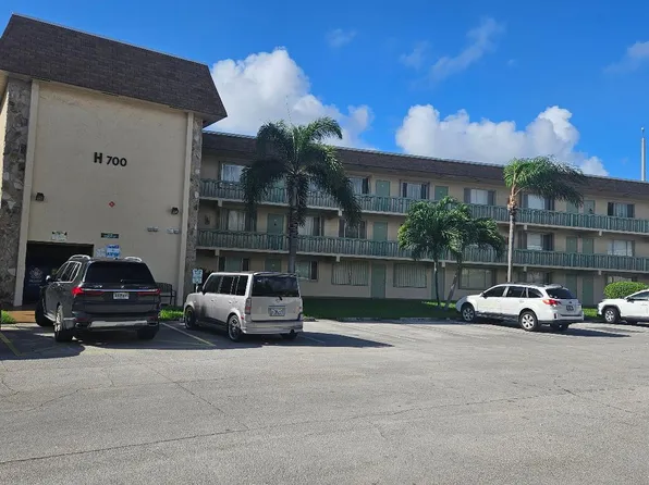 700 Village Green Ct, Palm Springs, FL