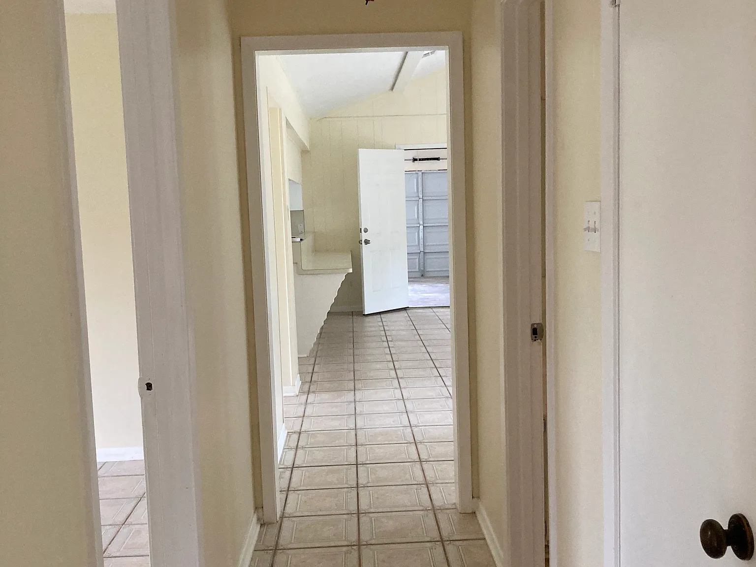 3 bed, 1.5 bath, 1372 sqft, $1,400 — Photo 2