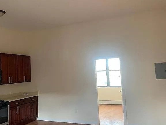 4th image of 14601 Hillside Ave