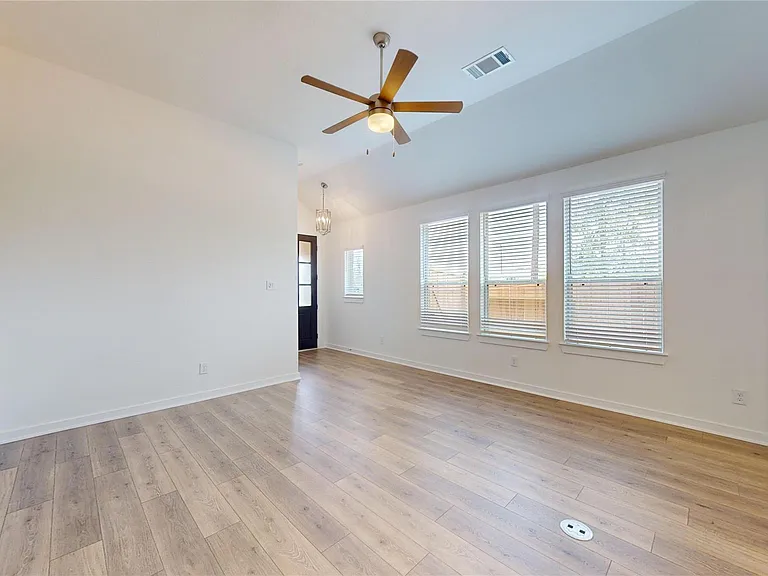 570 Sand Branch Dr — Photo 3