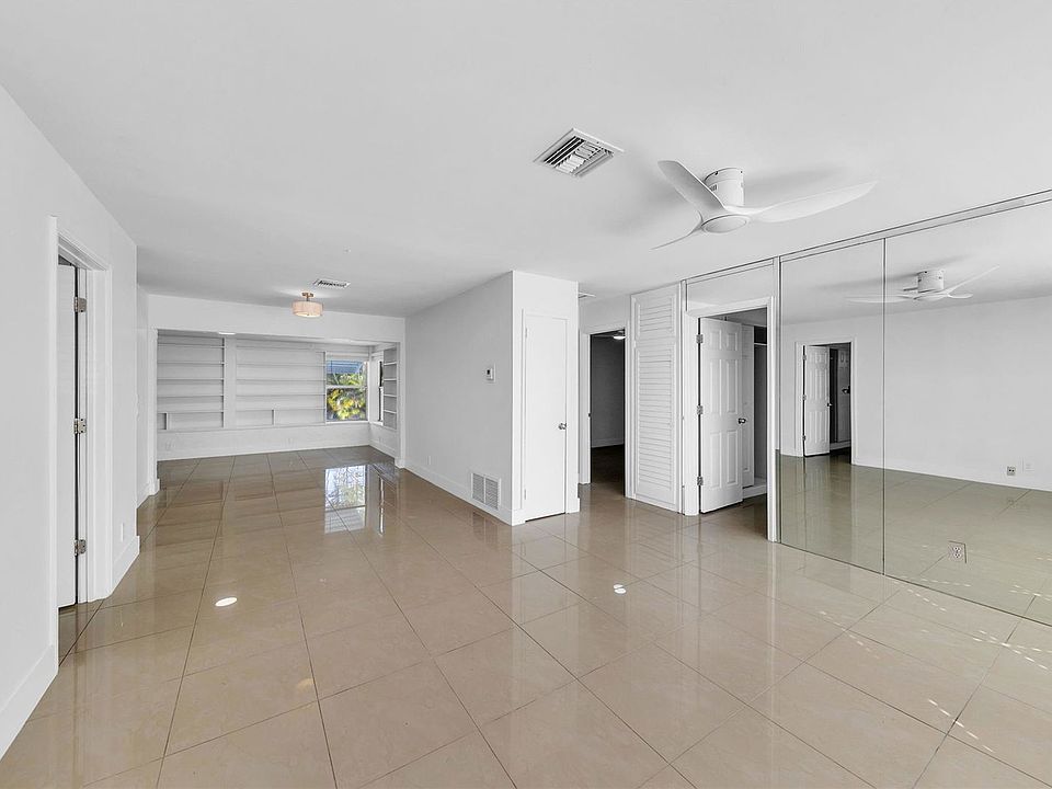 1st image of 511 SE 13th Ct #511