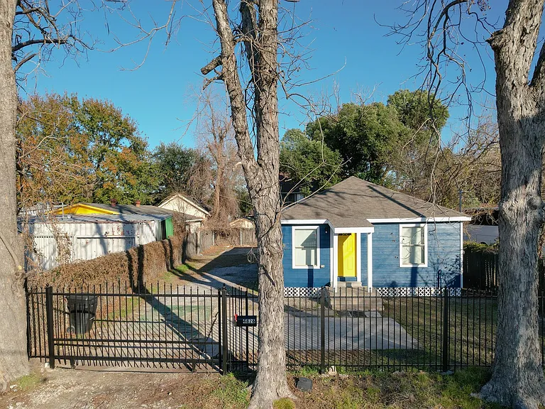 4826 Bristol St — Photo 2