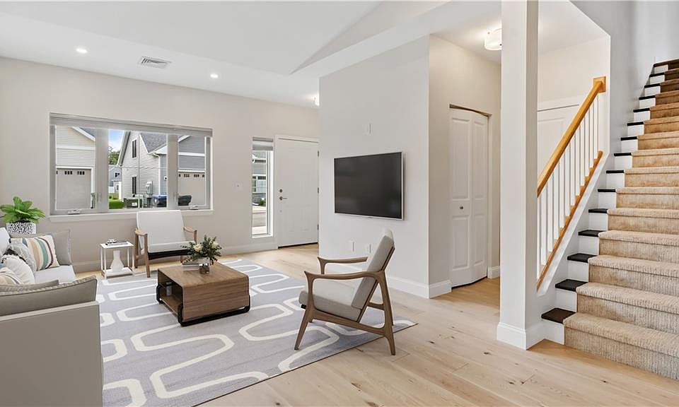 1st image of 3 W Valley Cir