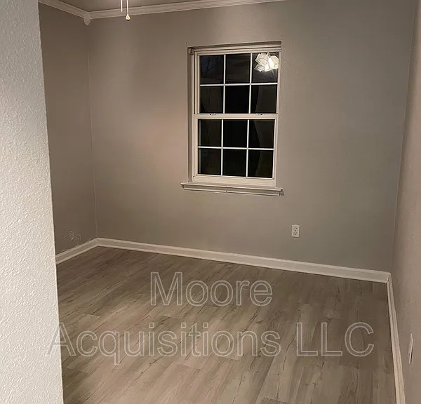302 E Kansas St — Photo 12
