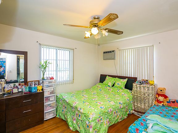 3rd image of 9241 Sparklett St
