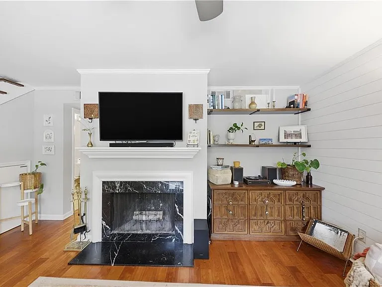 174 Maribeau Sq NW — Photo 4