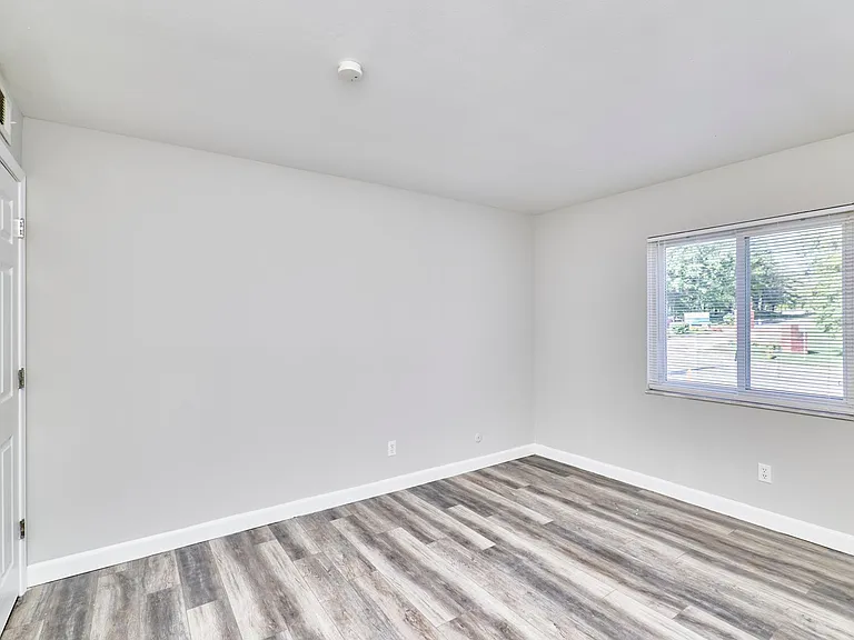 Courtland Manor — Photo 11