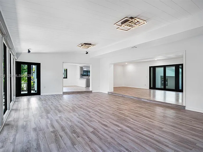 7810 Beachview Dr — Photo 6