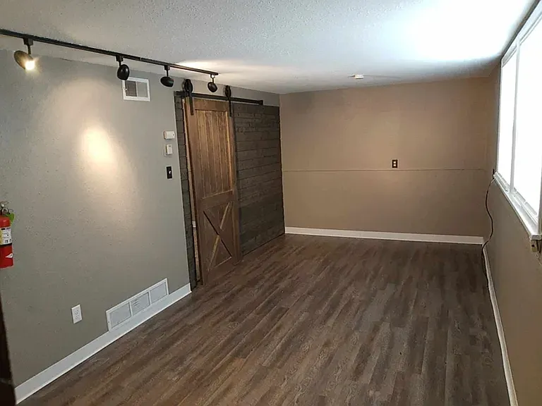 2101 Sloan St #4 — Photo 2