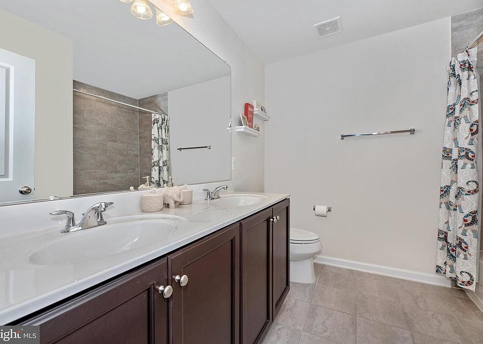 Upper Level Hall Full Bathroom