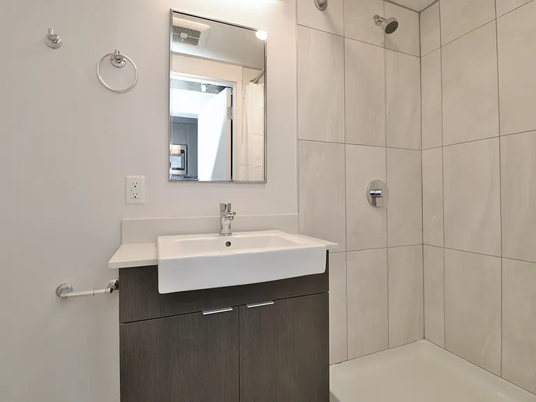 105 Champagne Ave S — Photo 49
