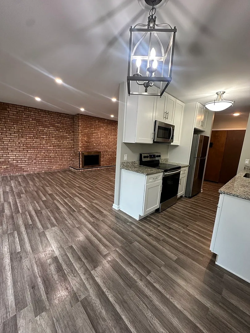 2 bed, 1.5 bath, 990 sqft, $2,400 — Photo 4