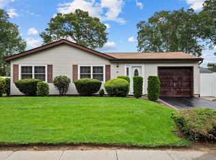 11 Riviera Dr, Selden, NY 11784